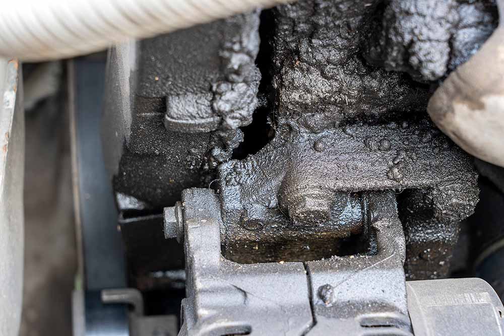 エンジンオイルの滲み・漏れはなぜ起こる？原因や適切な対処法とは